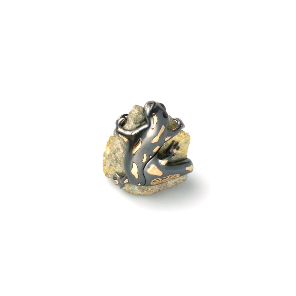 PENDANT WITH SALMANDER IN SILVER 925 AND YELLOW GOLD 18 KT WITH MINERAL (VESUVIAN STONE)